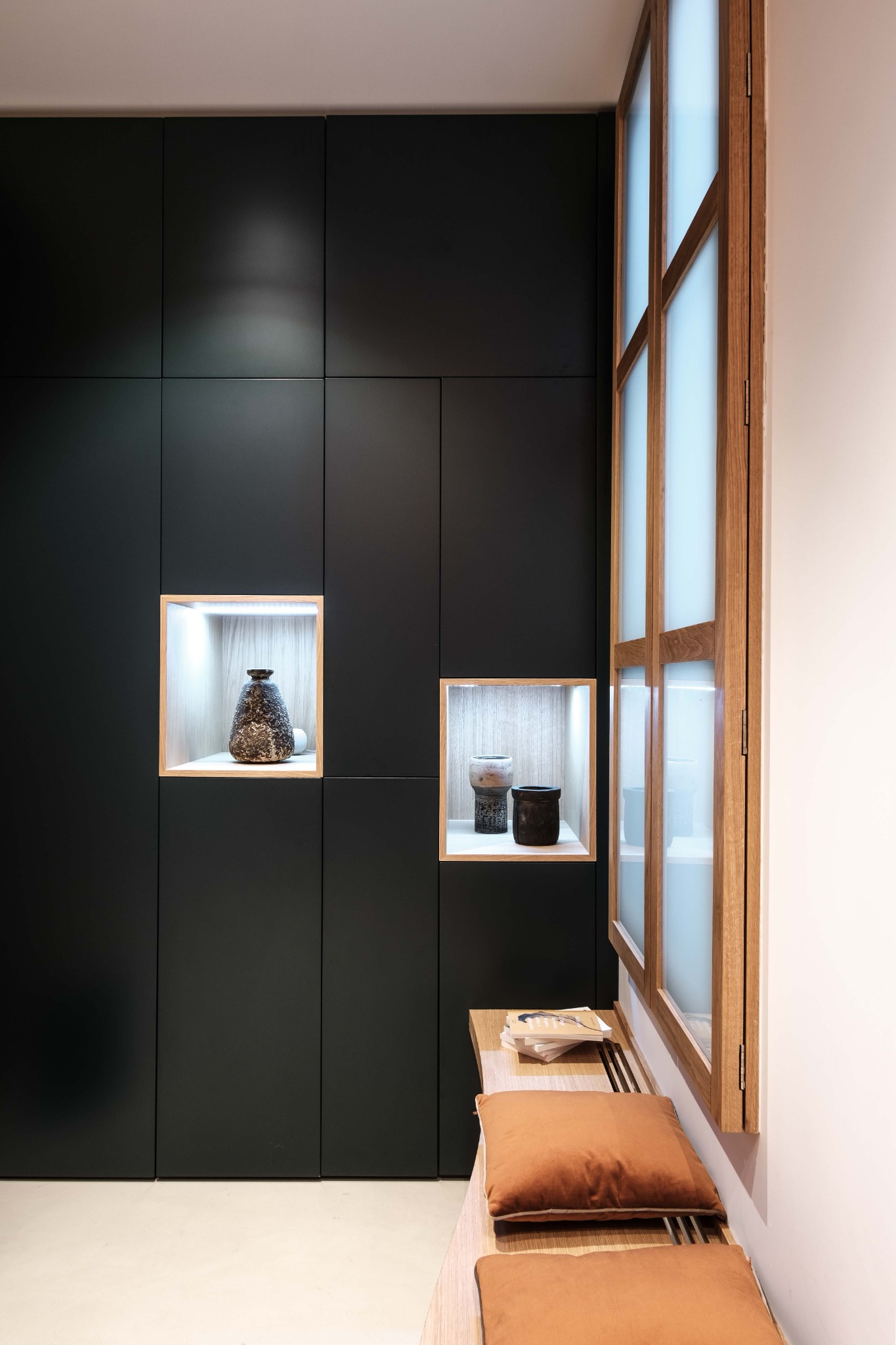 Intérieur du Centre Aia à Paris 16, mur bleu nuit et bois clair